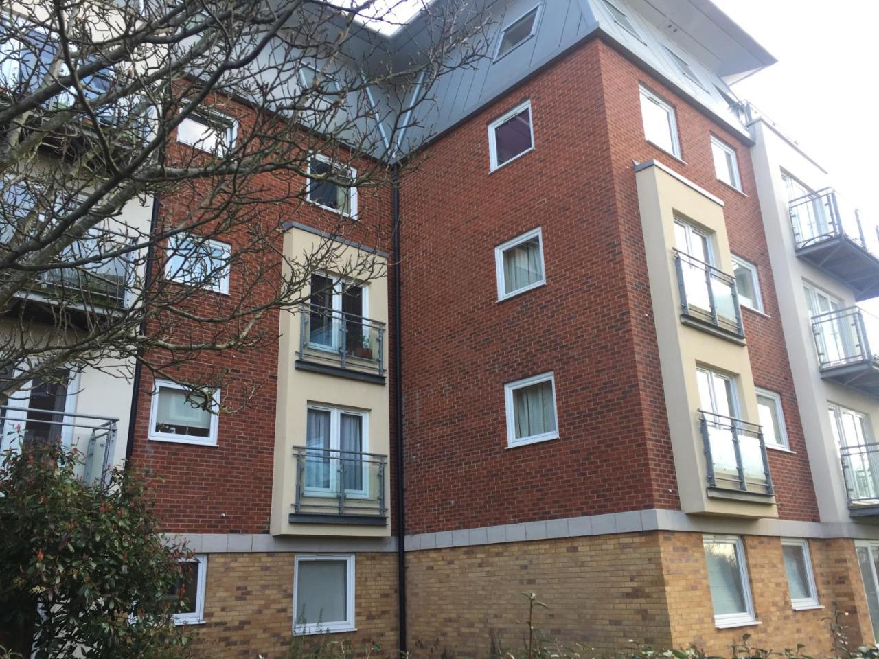 Contemporary Apartments, Balcony & Parking Basingstoke Exterior foto